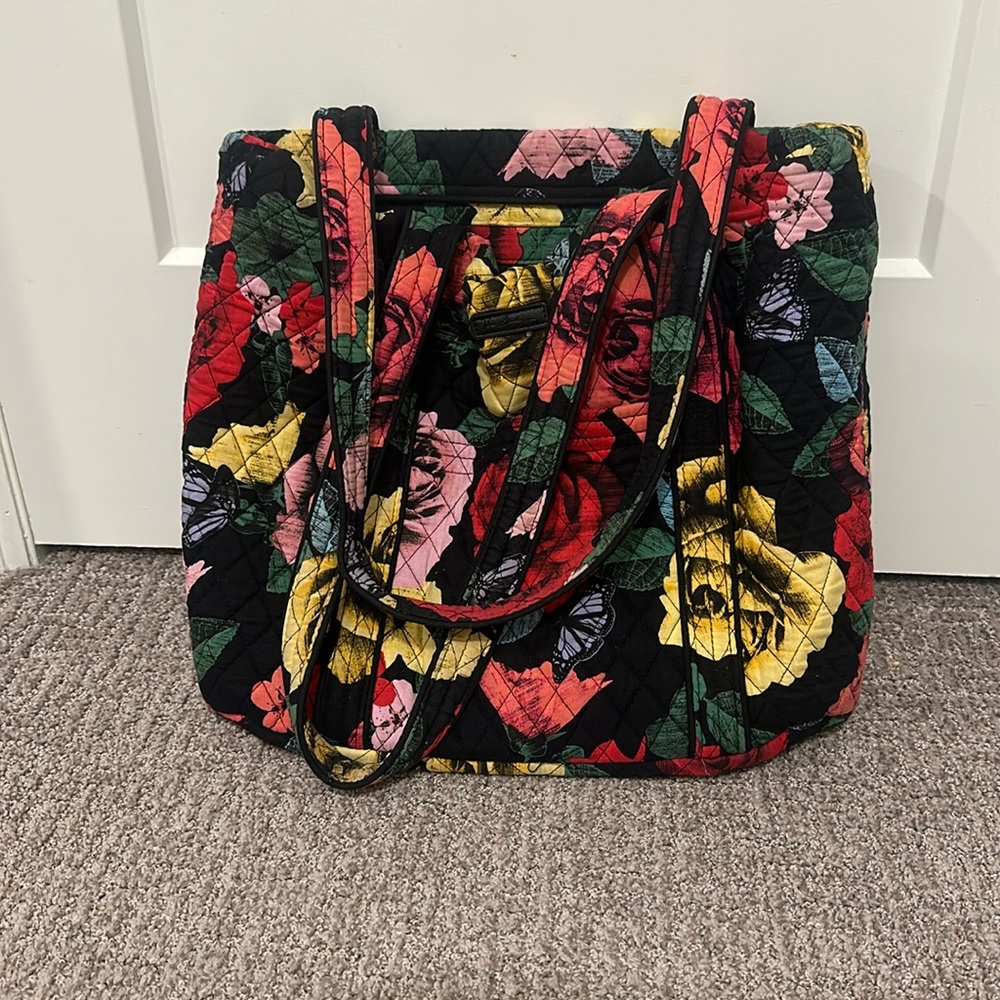 Vera Bradley classic tote with Zipper closure!!